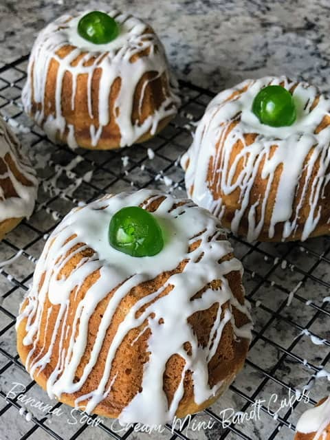 Banana sour cream Mini Bundt cakes - Paradise Fruit